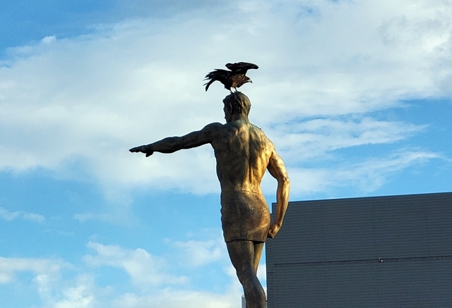 銅像と鳥2
