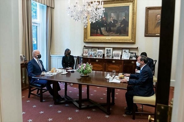 バイデン米大統領（左）と会談する菅首相。昼食にハンバーガーが用意された＝１６日、ワシントンのホワイトハウスで（バイデン大統領のツイッターより）