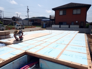 7 床合板張り作業(Nの家新築工事(土台・パネル張り))