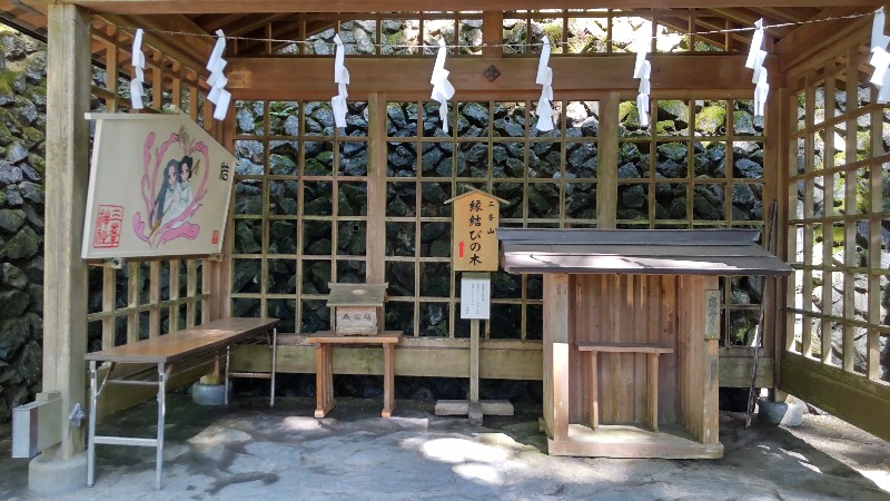 三峯神社縁結びの木建物2109