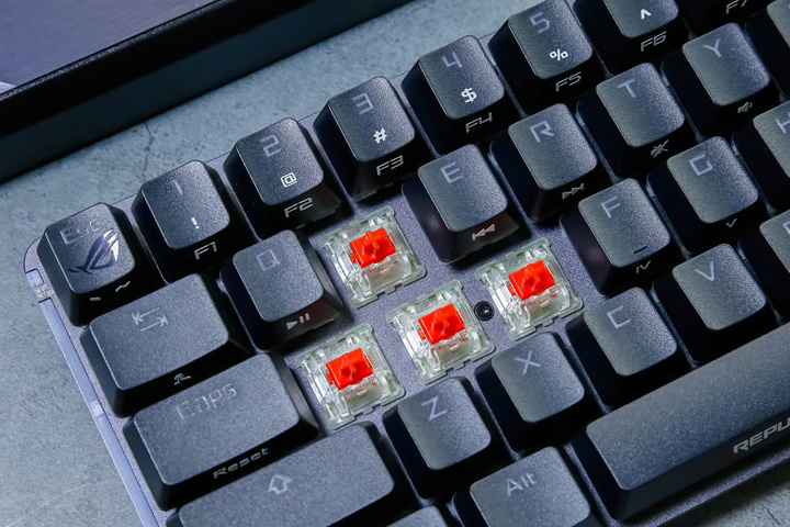 ASUS_ROG_Falchion_32.jpg