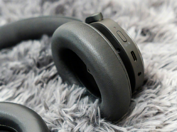 Bang_and_Olufsen_Beoplay_HX_05.jpg