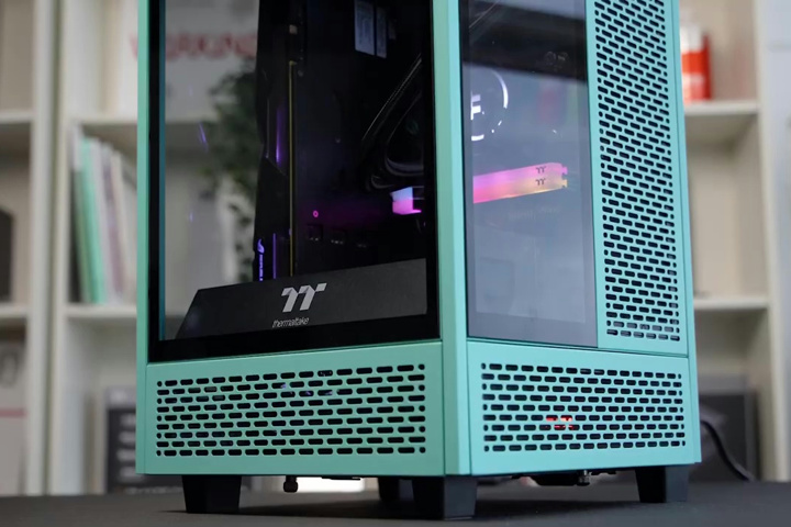 Thermaltake_The_Tower_100_Turquoise_03.jpg