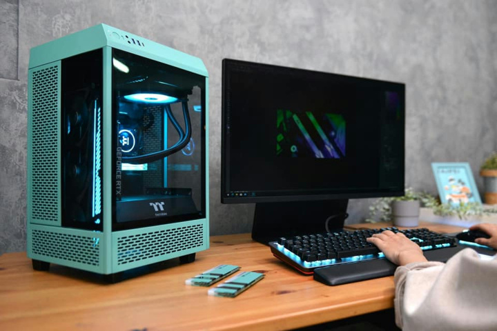 Thermaltake_The_Tower_100_Turquoise_05.jpg