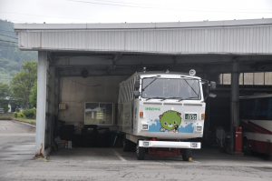 水陸両用バスは西目屋村役場の車庫でお休み中です。