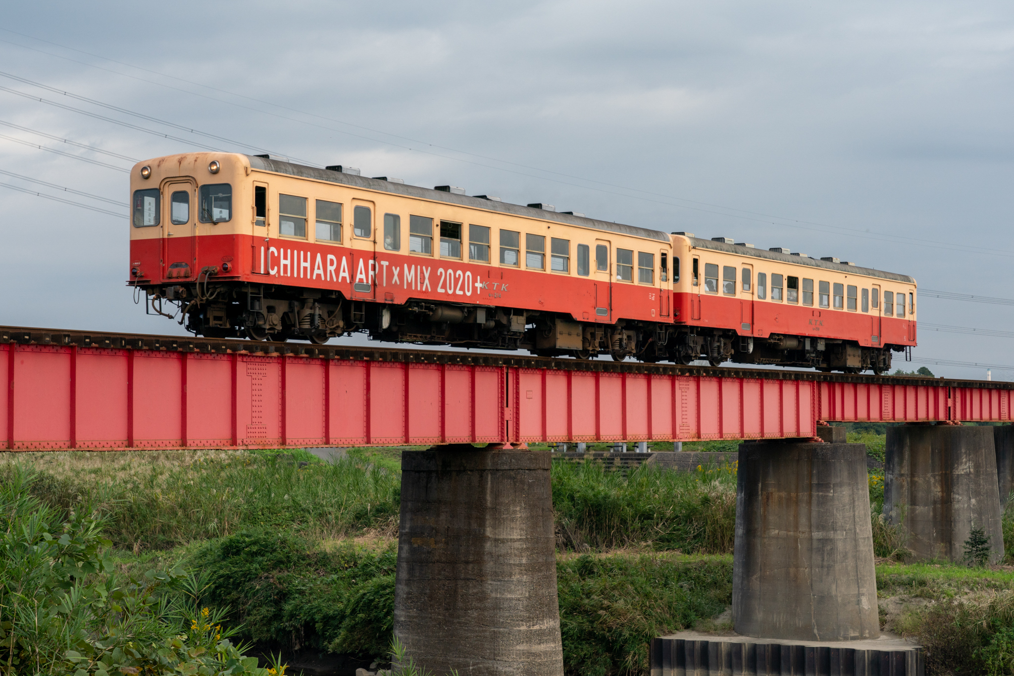 20211016_養老川鉄橋を渡るICHIHARA ART MIX 2020+のラッピング車